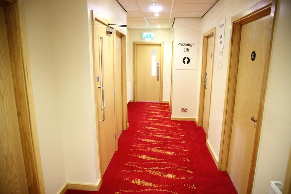 Cambridge Hotel Χάντερσφιλντ Εξωτερικό φωτογραφία