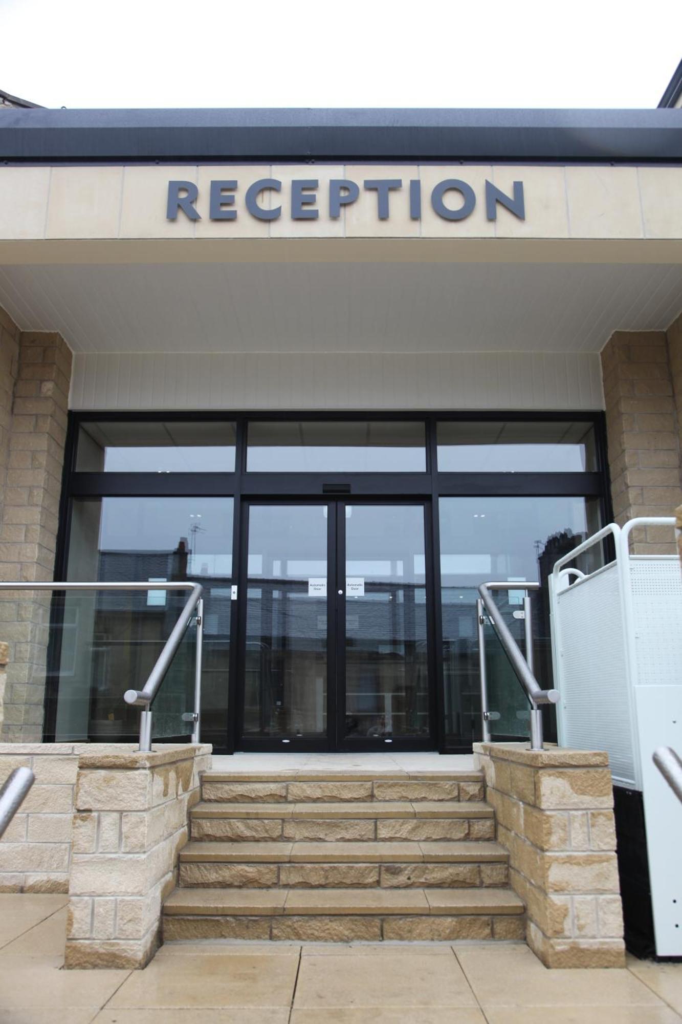 Cambridge Hotel Χάντερσφιλντ Εξωτερικό φωτογραφία