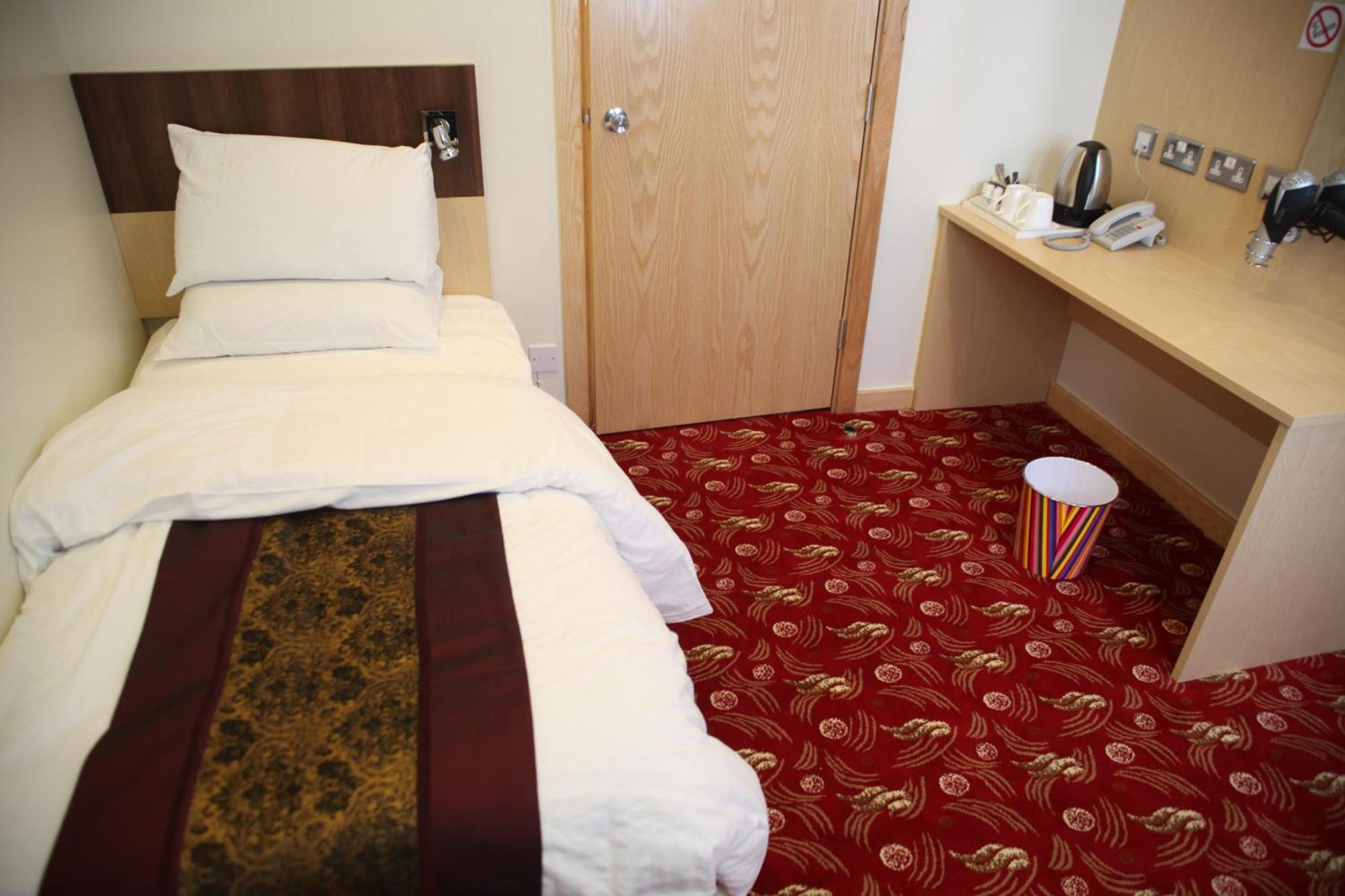 Cambridge Hotel Χάντερσφιλντ Δωμάτιο φωτογραφία