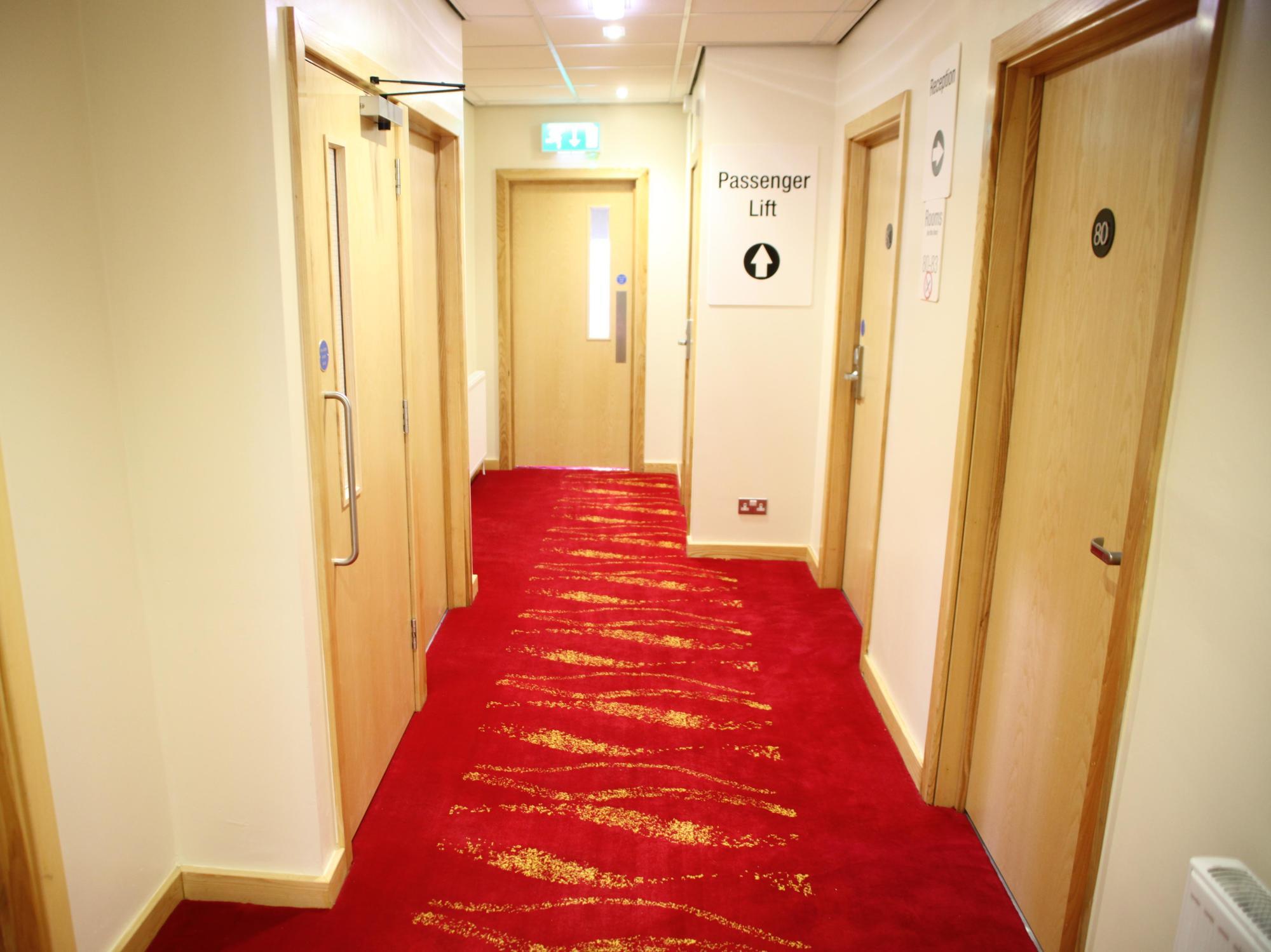 Cambridge Hotel Χάντερσφιλντ Εξωτερικό φωτογραφία
